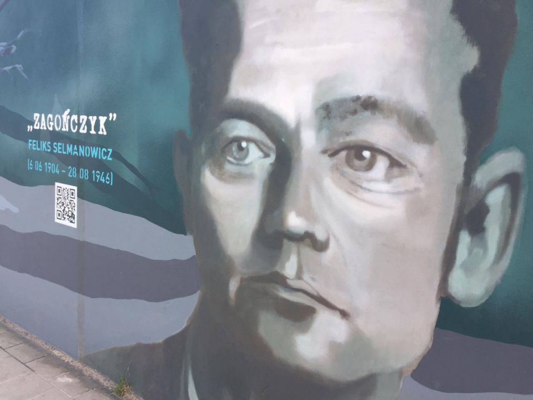 Zniszczono mural Żołnierzy Wyklętych! Napis "MORDERCA" na portrecie majora Łupaszki [ZDJĘCIA]
