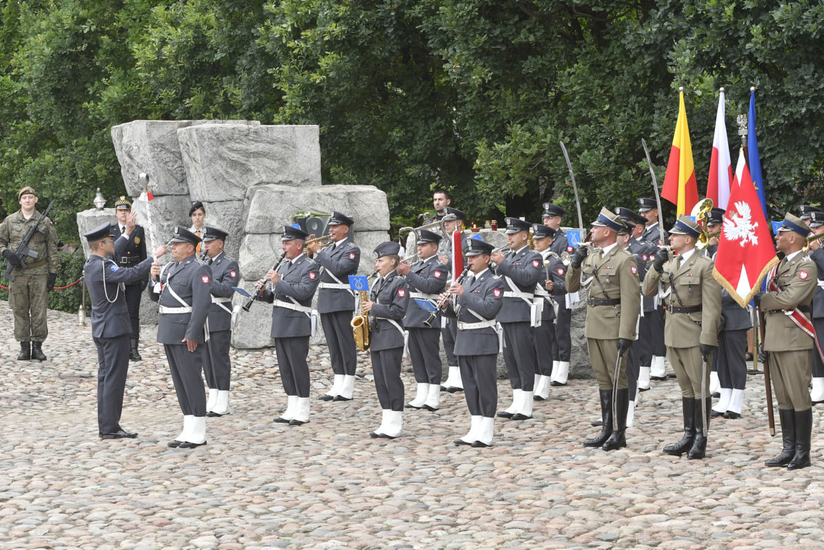 77. rocznica Powstania Warszawskiego. Wanda Traczyk Stawska przy pomniku Poległym Niepokonanym.