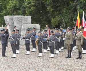 77. rocznica Powstania Warszawskiego. Wanda Traczyk Stawska przy pomniku Poległym Niepokonanym.