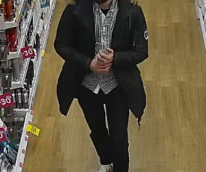 Wyniósł ze drogerii maszynki do golenia! Ściga go policja z Bydgoszczy 