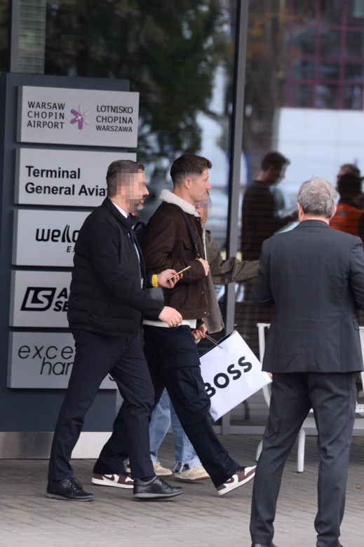 Robert Lewandowski ze szpanerką siatą wysiadł z samolotu