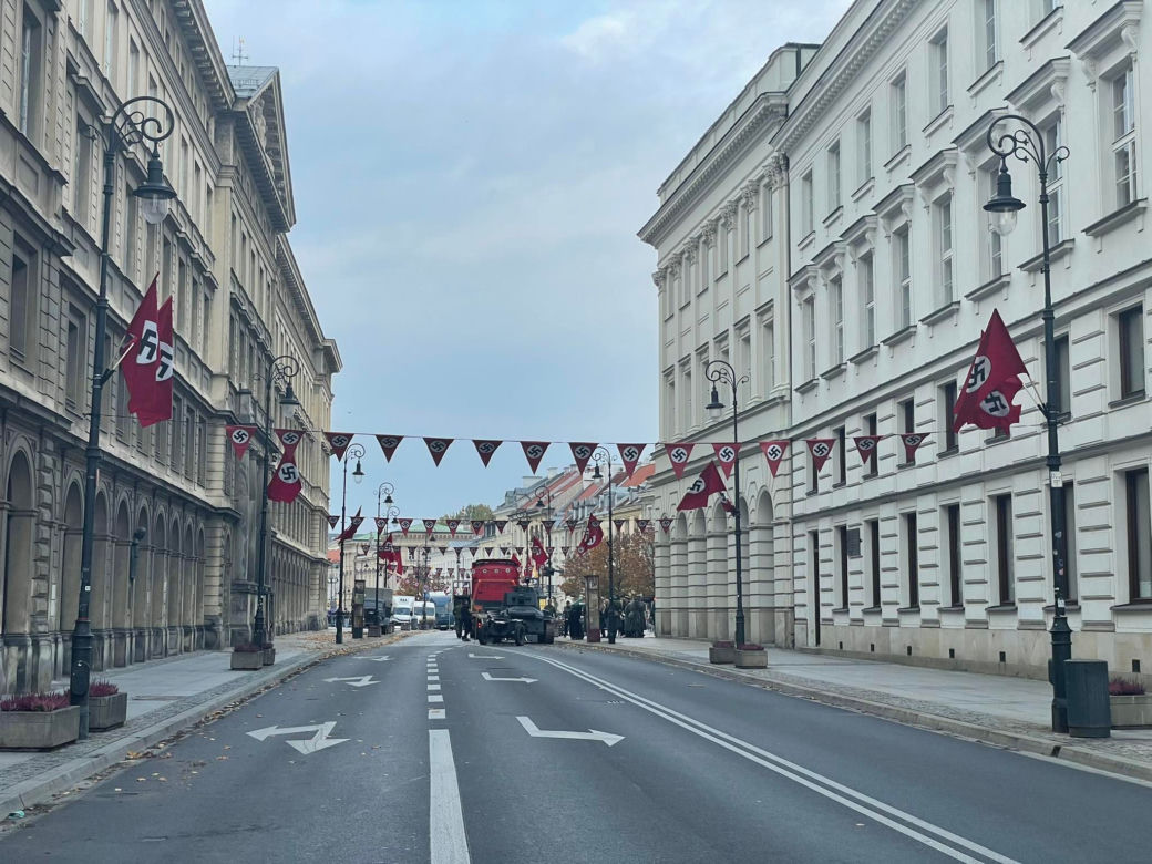 Nazistowskie flagi na Nowym Świecie w Warszawie. Co się dzieje!?
