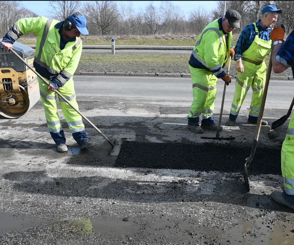 Drogowcy z Tarnowa ruszyli do łatania dziur w drogach. Gdzie zgłaszać uszkodzenia jezdni?
