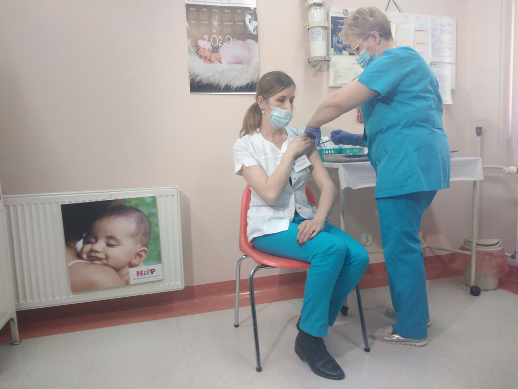 RZESZÓW: To historyczny moment! Pierwszą zaszczepioną przeciw COVID-19 jest epidemiolog