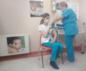 RZESZÓW: To historyczny moment! Pierwszą zaszczepioną przeciw COVID-19 jest epidemiolog