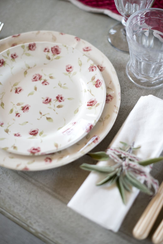 Talerze z motywem różanym w stylu shabby chic