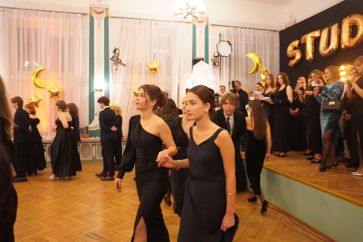 Polonez na Studniówce 2025 w II LO w Poznaniu