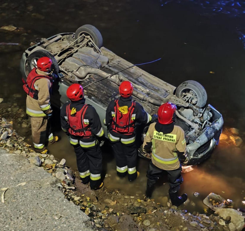 Krosnowice. 29-latek nie zauważył, że powódź porwała most. Wjechał autem do rzeki Biała Lądecka [ZDJĘCIA]