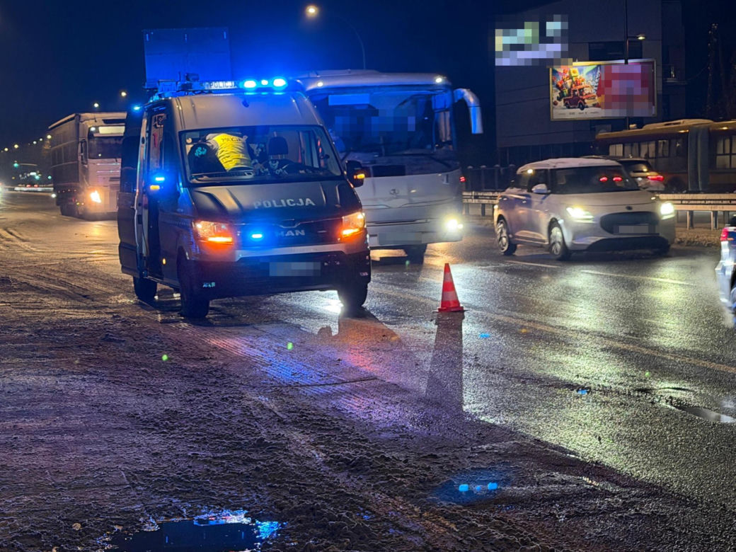 Pijany pieszy Ukrainiec, wbiegł pod auto na czerwonym świetle. Potrącony, trafił do szpitala