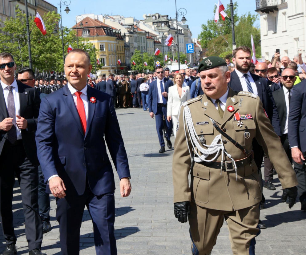 Karol Nawrocki i gen. Wiesław Kukuła idą podczas uroczystości. O nominacji generała przeczytasz na SE Polityka.