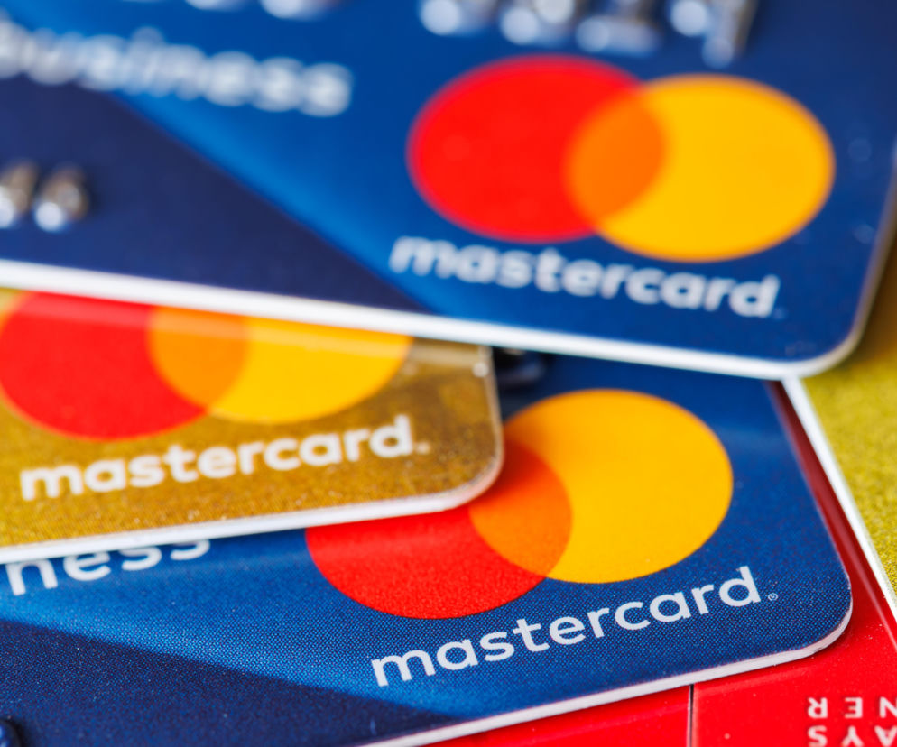 Zbliżenie na kilka kart płatniczych z logo Mastercard. O płatnościach offline przeczytasz na SE Superbiz.