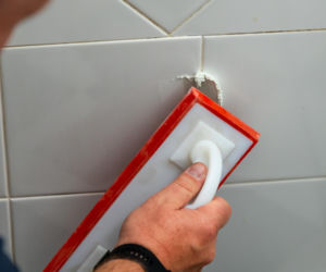 Jak poprawnie usunąć starą fugę i silikon oraz nałożyć nowy? Murator Remontuje