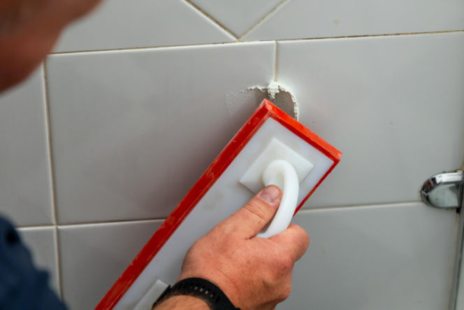 Jak poprawnie usunąć starą fugę i silikon oraz nałożyć nowy? Murator Remontuje