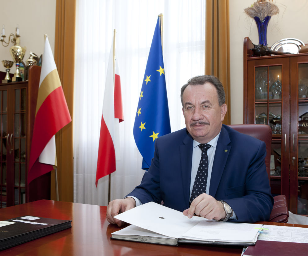 ZAKAŻĄ PALENIA DREWNEM.