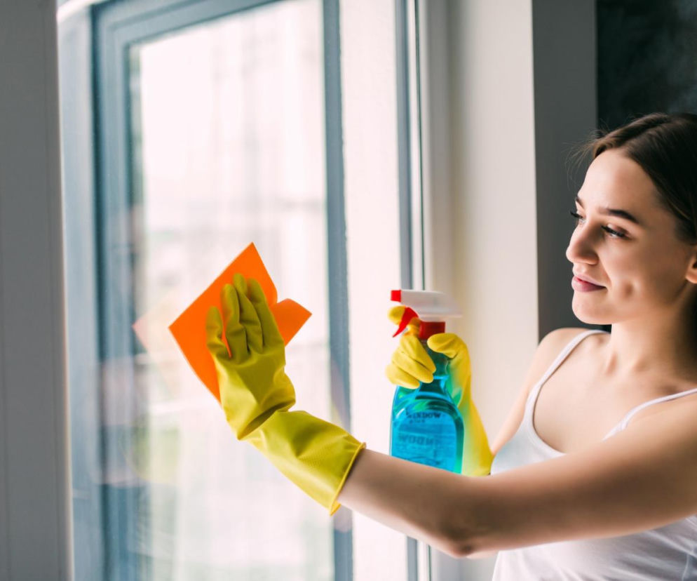 To najgorsza pora na mycie okien. To, dlatego mimo czyszczenia widnieją na nich smugi