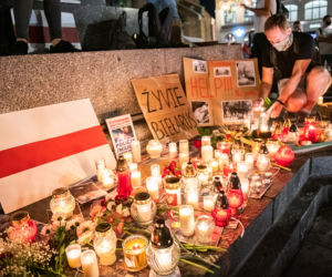 Manifestacja Białorusinów na rynku w Krakowie. Precz z Łukaszenką!