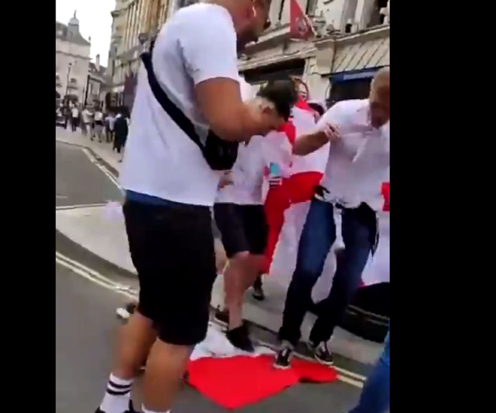 Przed meczem finałowym EURO 2020 angielscy kibice zdeptali włoską flagę 