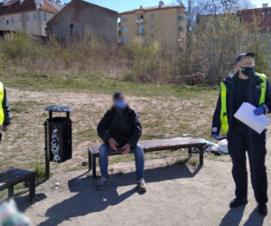Bezdomni zostali obdarowani przez policjantów. Otrzymali maseczki ochronne