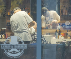 Wicemarszałek Senatu Michał Kamiński u fryzjera
