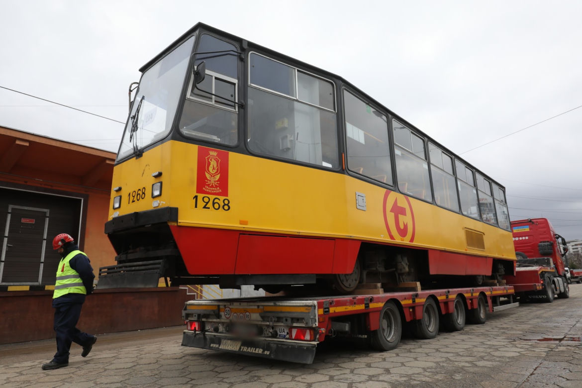 Załadunek tramwajów, które zostaną przekazane do Ukrainy