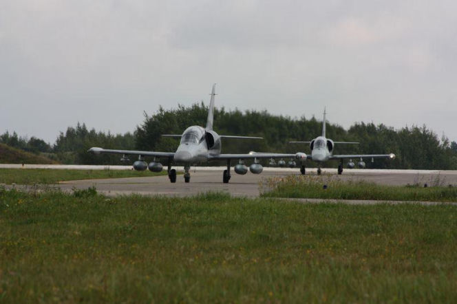 Czeskie samoloty L-159 nie dla Ukrainy. Polityczna burza w Pradze - premier kontra generał