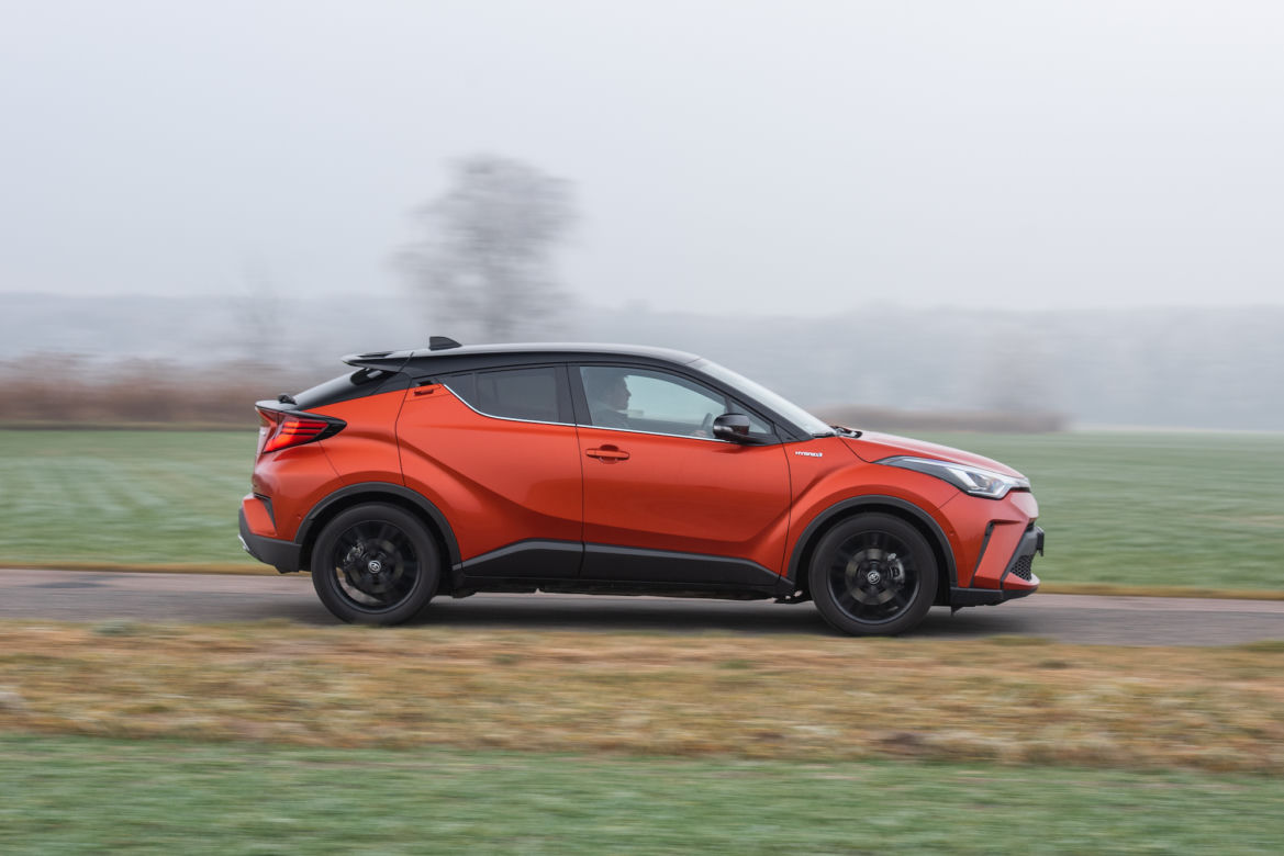 Toyota C-HR 2.0 Hybrid Dynamic Force 184 KM e-CVT vs Mazda CX-30 Skyactiv-X 180 KM 6MT AWD