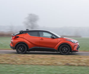 Toyota C-HR 2.0 Hybrid Dynamic Force 184 KM e-CVT vs Mazda CX-30 Skyactiv-X 180 KM 6MT AWD