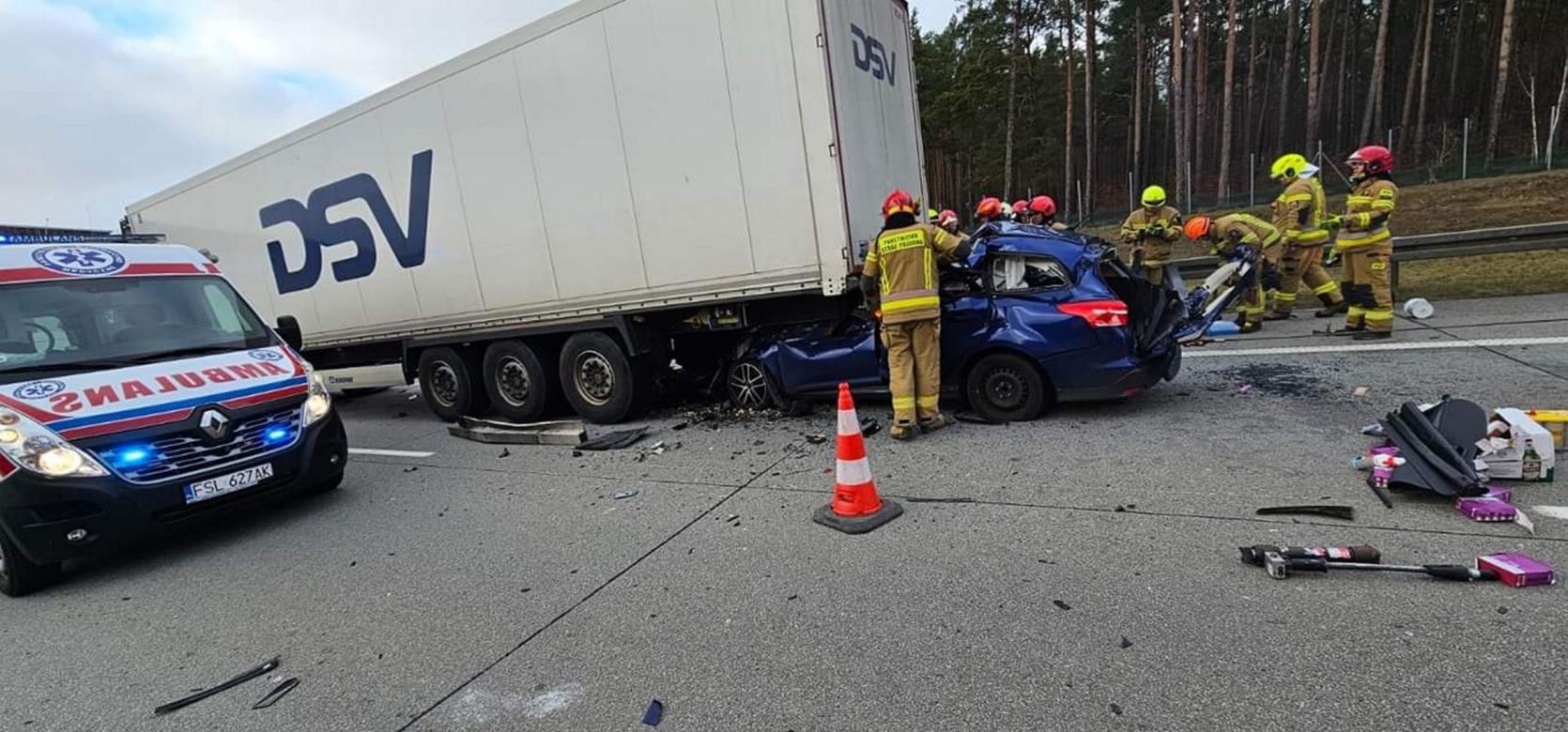 Śmiertelny wypadek na A2 pod Słubicami. 57-latek z forda wjechał pod tira [ZDJĘCIA].