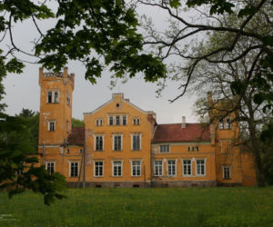 Ta wieś ma ponad 600 lat. Zachował się w niej wyjątkowy neogotycki pałac