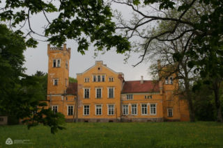 Ta wieś ma ponad 600 lat. Zachował się w niej wyjątkowy neogotycki pałac