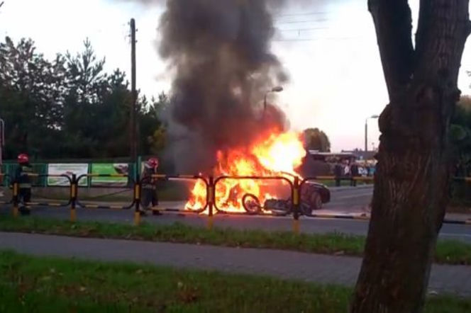 Wypadek pod Katowicami. Dziecko uwięzione w płonącym aucie, a ludzie... kręcą filmy [WIDEO]