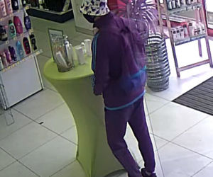 Wykorzystał moment nieuwagi i ukradł drogie perfumy! Szuka go policja z Bydgoszczy