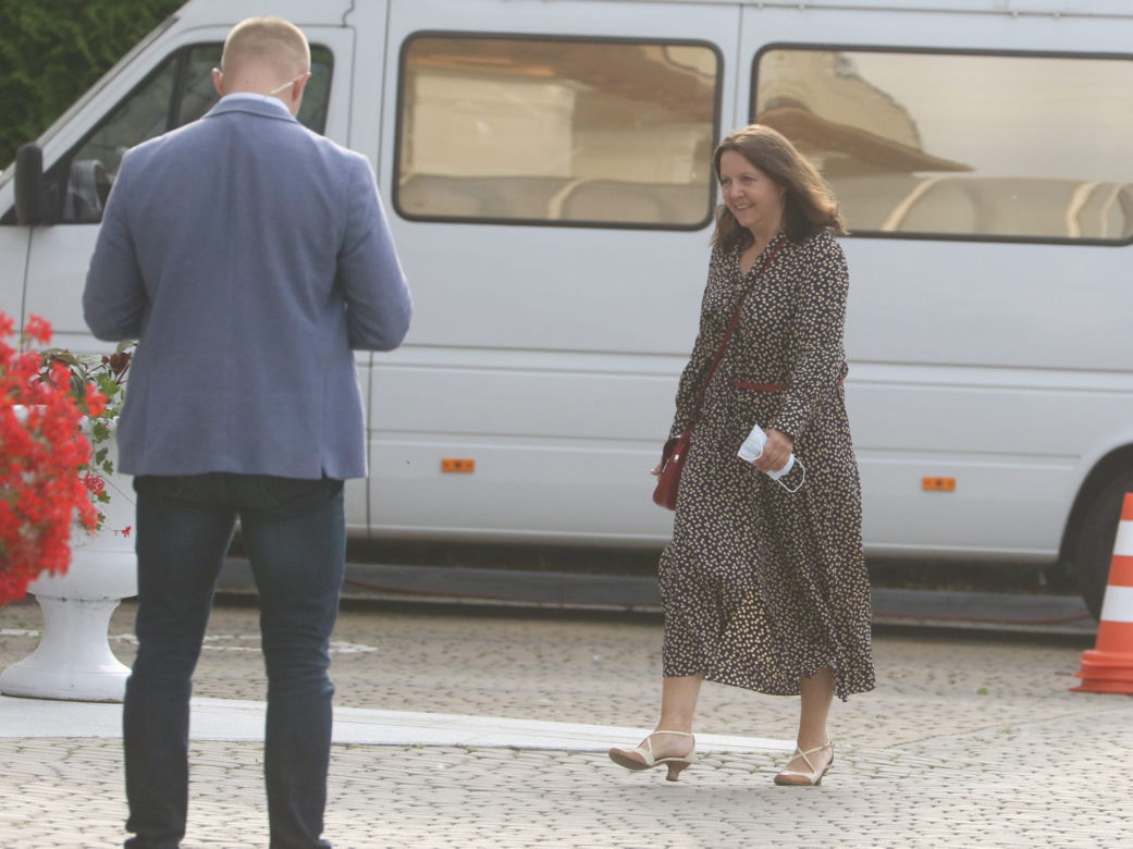 Wyjazd parlamentarzystów PiS na naradę do hotelu w Ożarowie Mazowieckim