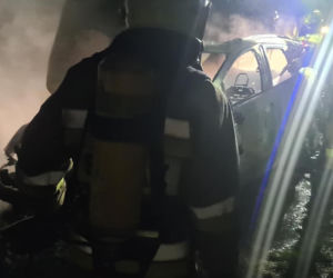 Pożar przyczepy kempingowej i samochodu w powiecie gostyńskim