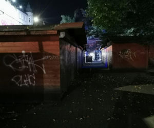 Spłonęło kilkanaście boksów. Nocny pożar targowiska w centrum Katowic