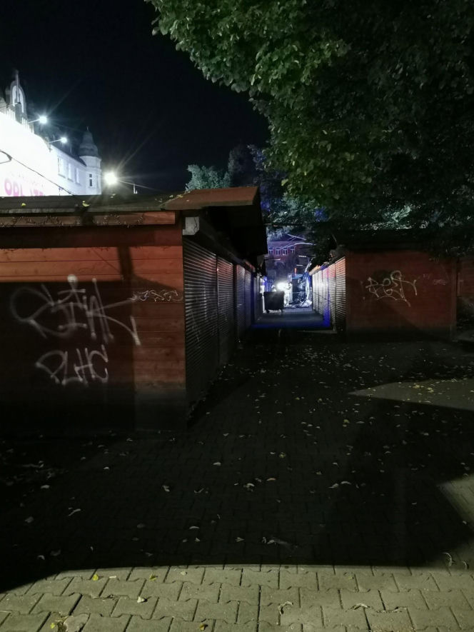 Spłonęło kilkanaście boksów. Nocny pożar targowiska w centrum Katowic