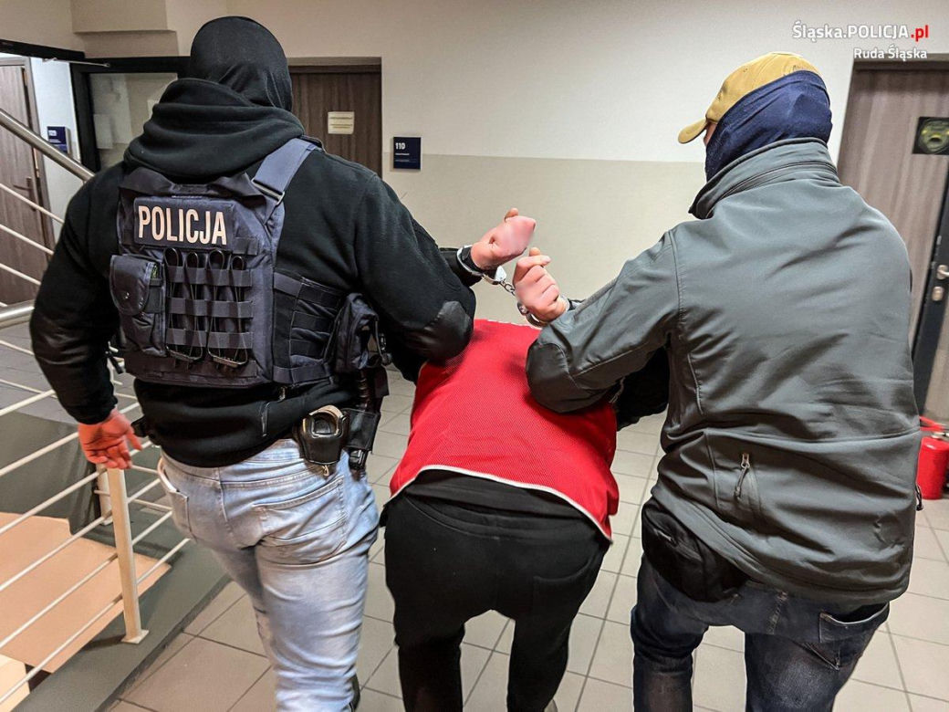 Pseudokibice wyciągnęli 15-latka ze szkoły i pobili. Nie spodobała im się bluza