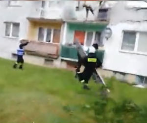 Wysoka: Przyjechał na sygnale do ukochanej. Wszedł na balkon i padł na kolana [WIDEO]