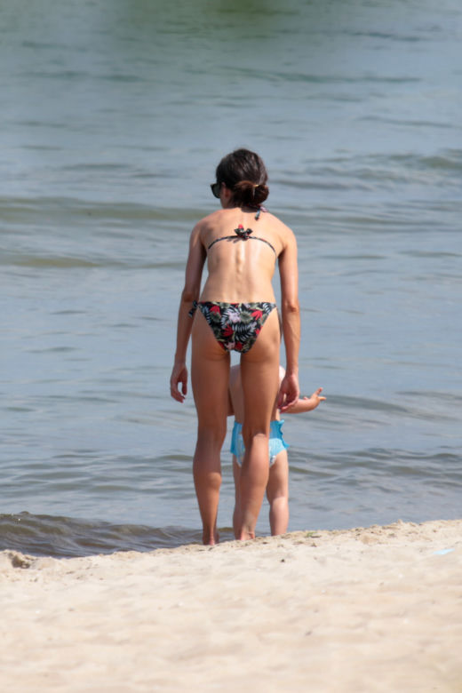 Marta Kaczyńska na plaży karmi dziecko piersią
