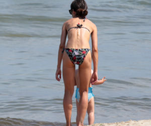 Marta Kaczyńska na plaży karmi dziecko piersią