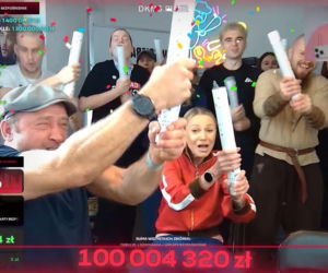 Maciej Kurzajewski zgolił głowę na antenie Polsatu. Charytatywna zbiórka Łatwoganga pobiła rekord Guinnessa