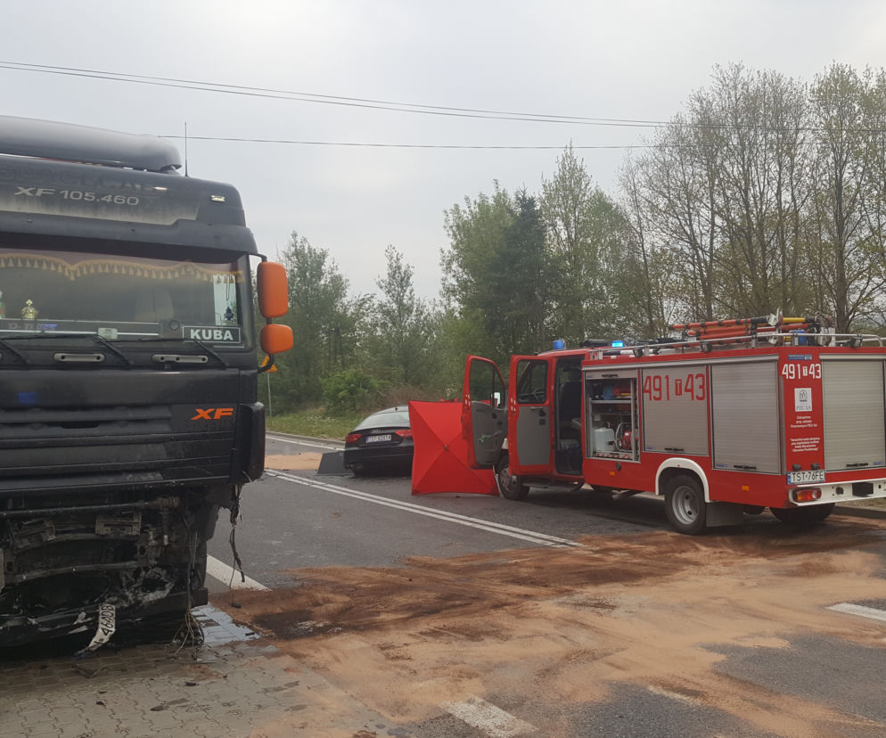 Poważny wypadek na łuku Kieleckiej w Starachowicach. Zderzenie osobówki z tirem