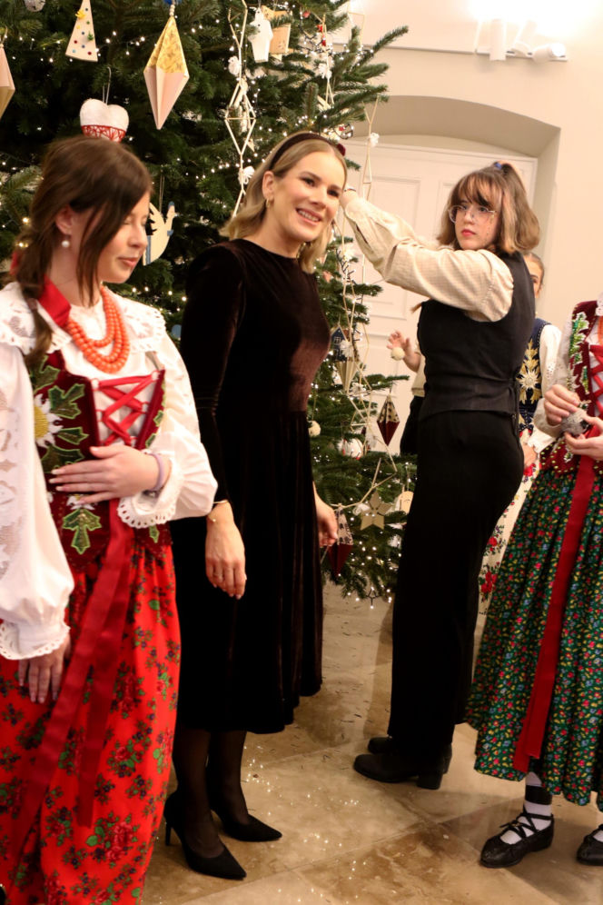 W Pałacu Prezydenckim już święta. Marta Nawrocka z rodziną ubierała choinkę