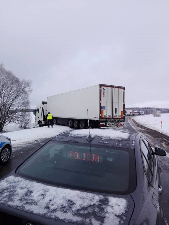 Szypliszki. Wypadek na DK 8. Czołowe zderzenie TIR-a z autem dostawczym. Droga zablokowana