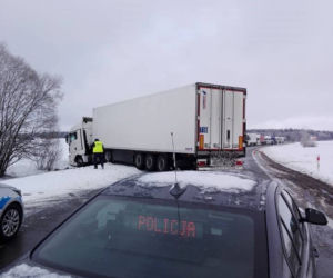 Szypliszki. Wypadek na DK 8. Czołowe zderzenie TIR-a z autem dostawczym. Droga zablokowana
