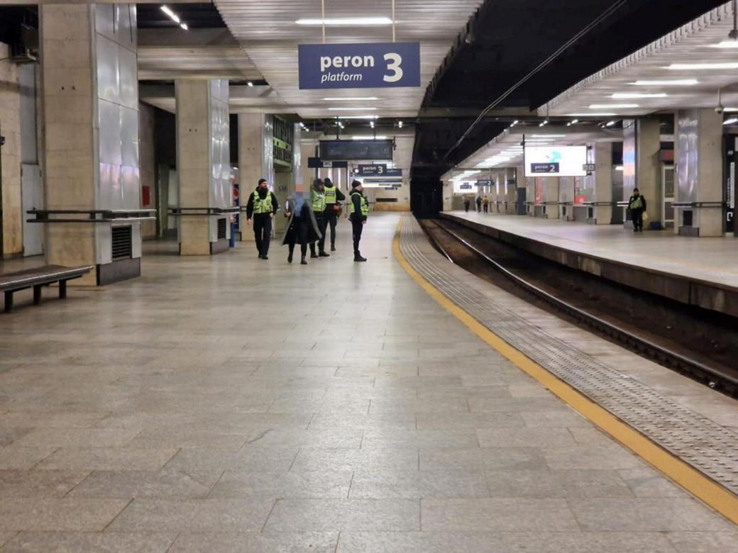  Dramat w centrum. Pieszy wpadł pod rozpędzony pociąg. W stanie krytycznym trafił do szpitala