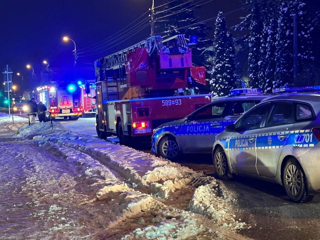 Pożar domu w Raszynie. Mała dziewczynka podtruta dymem, mężczyzna poparzony