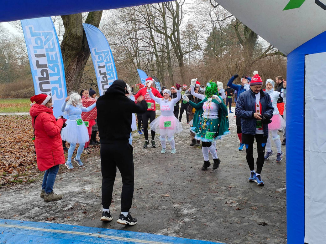 Przedświąteczne zawody sportowe. Łodzianie biegają i pomagają