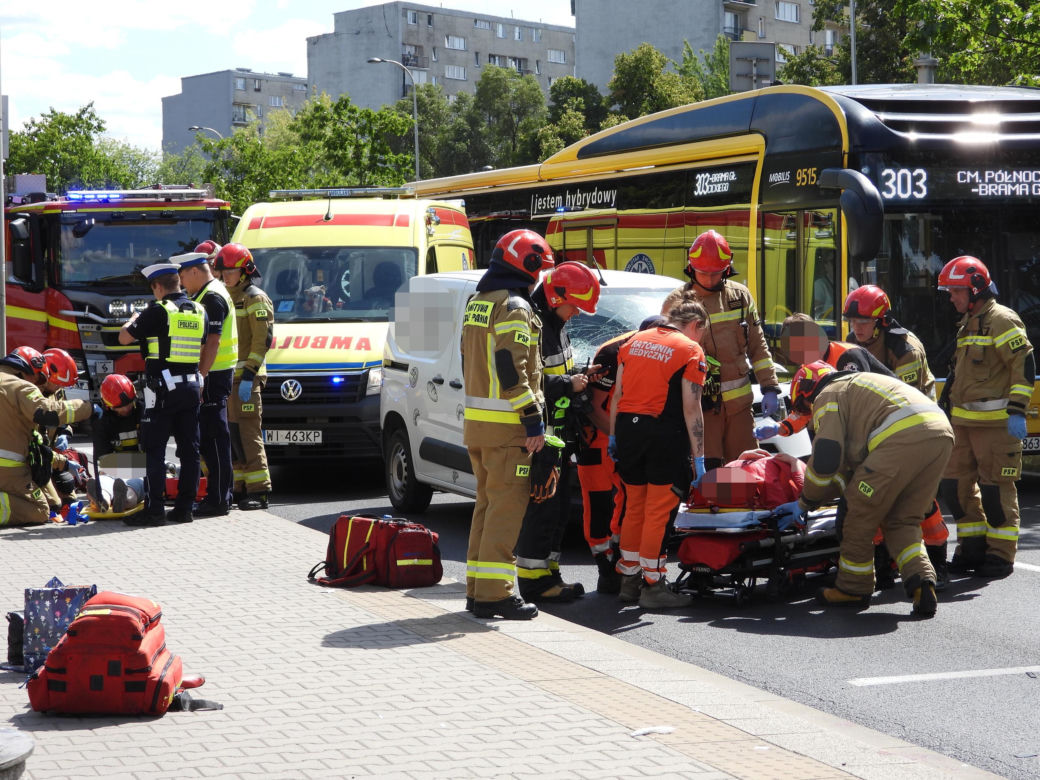 Kierowca Toyoty wjechał w pieszych na Bielanach. Cztery osoby trafiły do szpitala