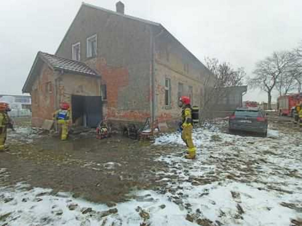Pożar uwięził matkę z dwojgiem dzieci pod Krotoszynem! Dziewczynka wymagała reanimacji [ZDJĘCIA]